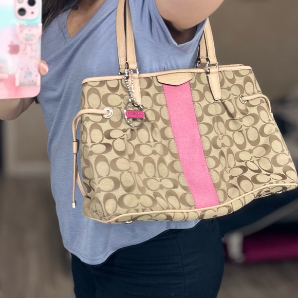 Coach Signature Triple Compartment Shoulder Bag & Charm - Picture 15 of 15